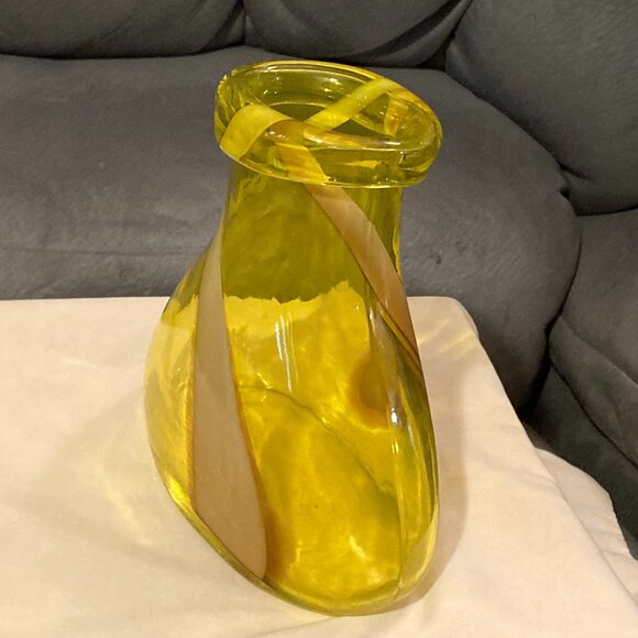 VTG Margie’s Garden Art Glass Free Form Yellow Vase w/2 White Accent Stripes-EUC - Picture 2 of 9